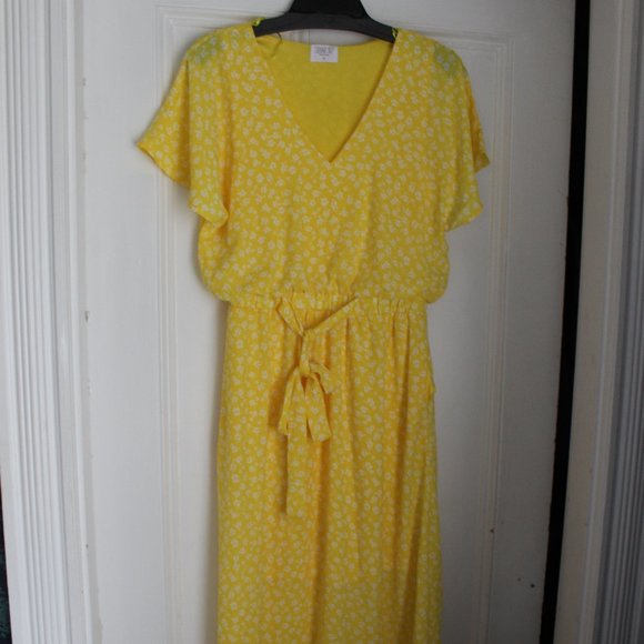 V-Neck & Butterfly Sleeves: Stylish Swimsuit Cover-Up